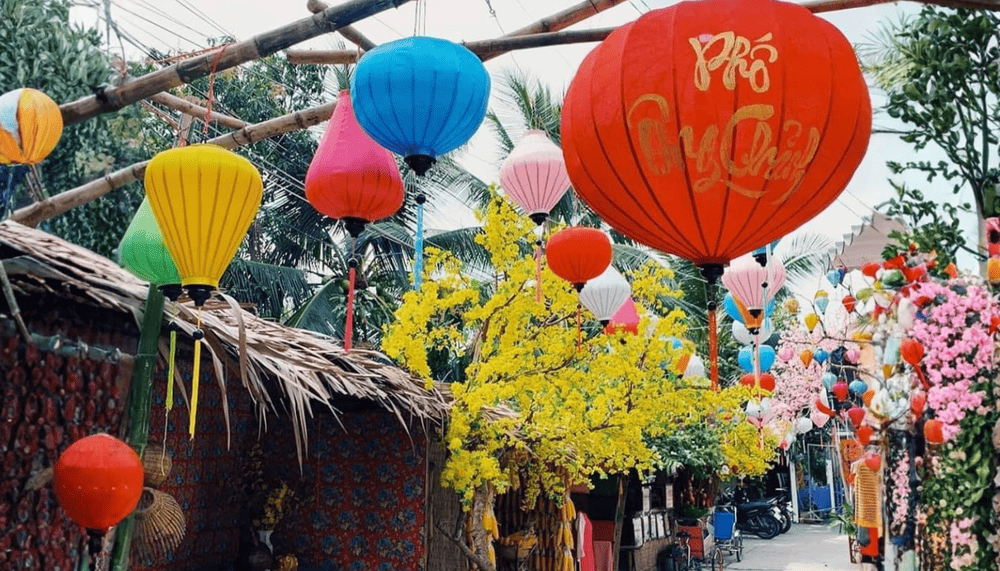 Culturally, the festival reflects Vietnamese spiritual values - honoring ancestors, showing gratitude, and wishing for harmony and fortune (Source: Fanpage Xưởng Đèn Lồng Hội An)